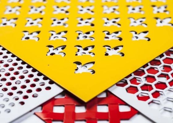装飾的な穴があいた金属に天井、正面、仕切りのための適用で審美的な魅力がある