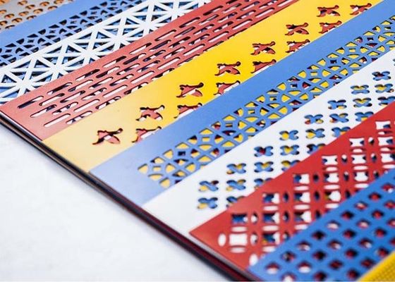 装飾的な穴があいた金属に天井、正面、仕切りのための適用で審美的な魅力がある