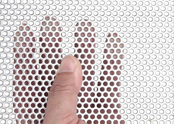 打ち抜かれたアルミニウム シートは、アルミニウム穴があいた金属のパネルのライト級選手建築装飾のために適している