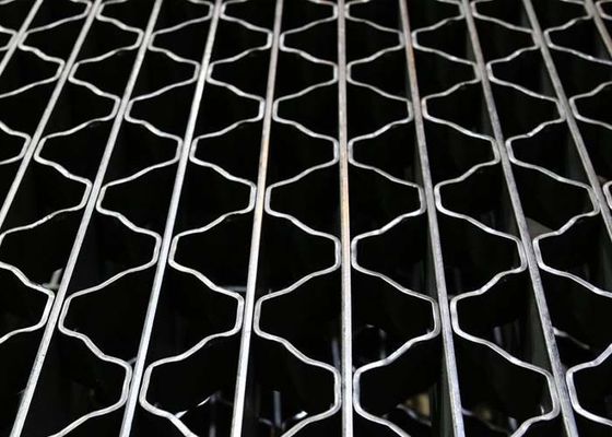 リベットで留められた格子に高い積載量、床、通路、階段、橋、カバーのためのスリップ防止表面がある
