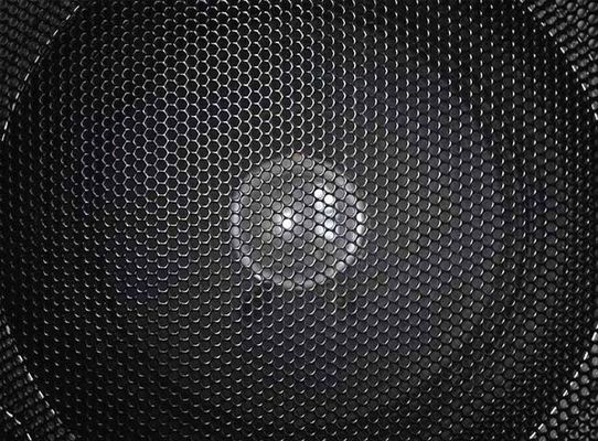 孔付き金属スピーカーグリル 優れた音響機能