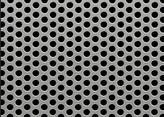 中央に穴が開いた金属シート ASTM B209 標準 様々な材料 オープン エリア 5% - 79%