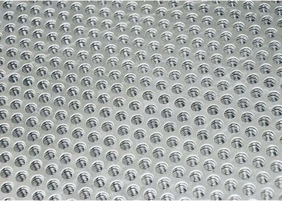 中央に穴が開いた金属シート ASTM B209 標準 様々な材料 オープン エリア 5% - 79%