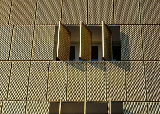 拡大された金属の日よけは強い日光のadumbral風がそよぐからの建物を保護する