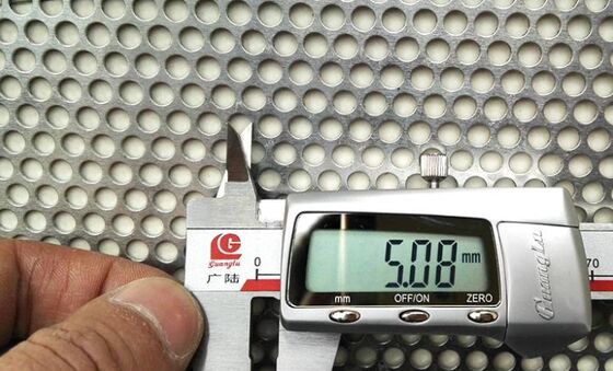 商業ビル向け、音響パネルや空気ろ過システムに最適な精密カット金属 перфорированный экран