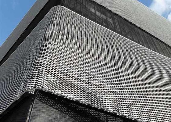 装飾用溶融亜鉛めっきエキスパンドメタルメッシュファサードパネル（突起ダイヤモンドパターンとカスタマイズ可能な開口部付き）